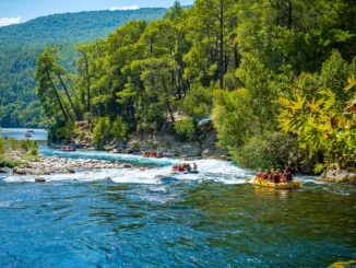 Wild Fluss Rafting in einem Jungle mit 2 Booten